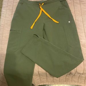 Figs Limited Edition Moss green. Size medium. Yola skinny scrub pants.